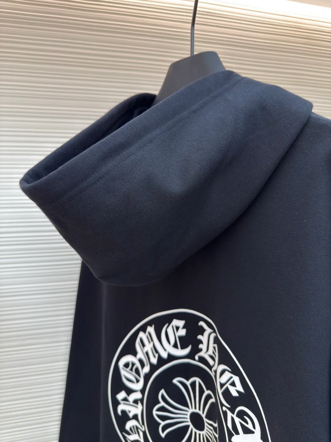 Chrome Hearts New York City limited zipper jacket ●Authentic product: purchased and developed for 7999 ●Item number: 1680452-A95 ●Material: Thin velvet coarse fish scale fabric ●Technology: glue printing ●Version: loose version ●Weight: about 735 grams ●Size: S-M-L-XL ●Description: The fabric is made of 420 grams of thin velvet fish scale fabric, and the printing is printed by hand glue according to the original version. The finished product is sanded and washed to shape. It feels great in the hand. Genuine antique silver distressed chain head. The overall wiring is straight and delicate, the fabric is comfortable and soft, and the color is consistent without color difference. It can be matched with the same style to create a fashionable look and control various occasions. Customized accessories, complete with three standards, same style for men and women!